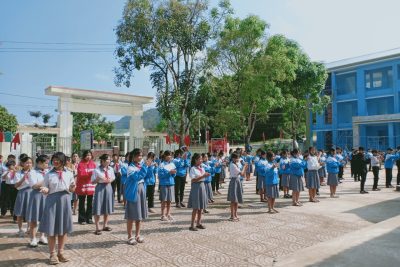 Hoạt động múa hát tập thể thường ngày của học sinh tại sân trường