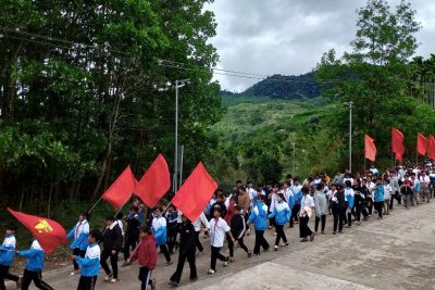 Trường PTDTBT TH&THCS Sơn Long tham gia tuyên truyền, cổ động chào mừng thanh niên trúng tuyển nghĩa vụ quân sự.